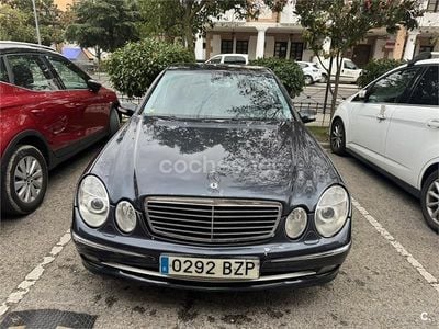 Usado Mercedes E220 Elegance 143 CV (105 kW) 2002 Gris / plata Berlina