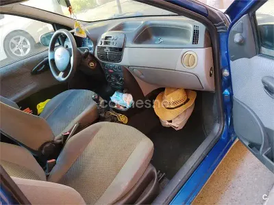 Usado Fiat Punto 60 CV (44 kW) 2002 Azul Utilitario