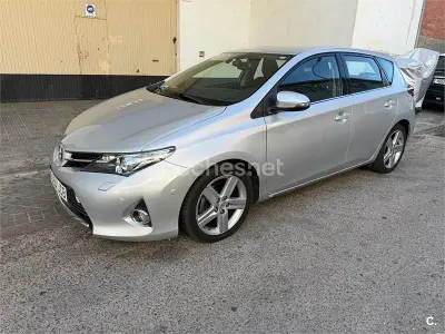 Usado Toyota Auris Advance 124 CV (91 kW) 2015 Gris / plata Familiar