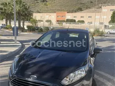 Usado Ford Fiesta Trend 82 CV (60 kW) 2015 Azul Utilitario