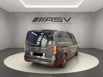 Begagnad Mercedes V300 Avantgarde 239 HK (175 kW) 2024 Grå Minibuss