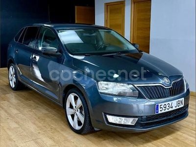 Usado Skoda Rapid Elegance 105 CV (77 kW) 2014 Gris / plata Berlina