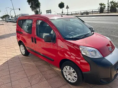 Usado Fiat Qubo Active 77 CV (56 kW) 2016 Rojo Monovolumen