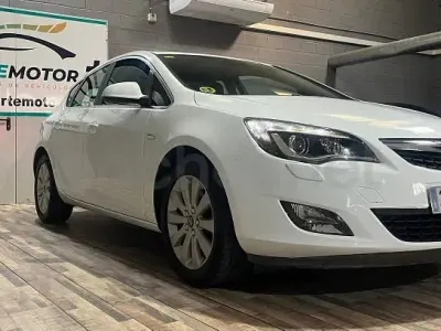 Usado Opel Astra Cosmo 125 CV (91 kW) 2011 Blanco Berlina