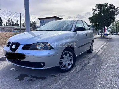 Usado Seat Cordoba Reference 100 CV (73 kW) 2004 Gris / plata Berlina