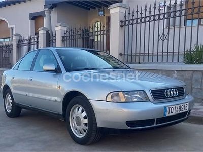 Usado Audi A4 110 CV (80 kW) 1999 Gris / plata Berlina