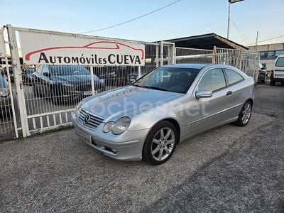 Usado Mercedes C200 122 CV (89 kW) 2004 Gris / plata Berlina
