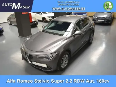 Usado Alfa Romeo Stelvio Super 160 CV (117 kW) 2022 Gris / plata SUV