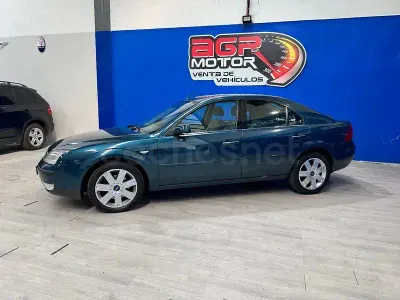 Usado Ford Mondeo Ghia 130 CV (95 kW) 2005 Azul Berlina