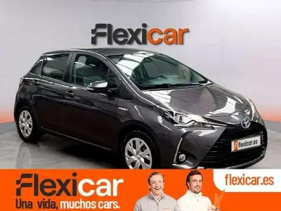 Usado Toyota Yaris Active 99 CV (72 kW) 2020 Gris Utilitario