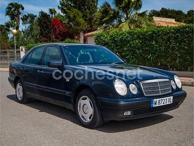 Azul Usado 2000 Mercedes E240 Classic Berlina | 2800 €