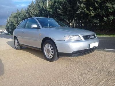 Usado Audi A3 Ambiente 125 CV (91 kW) 2000 Plateado Utilitario