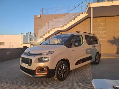 Usado Citroën Berlingo Shine 130 CV (95 kW) 2019 Gris / plata Monovolumen