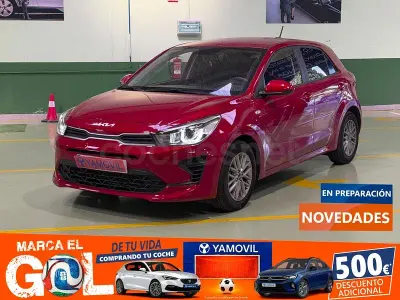 Usado Kia Rio 84 CV (61 kW) 2022 Rojo Berlina