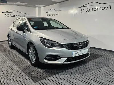 Usado Opel Astra Edition 105 CV (77 kW) 2021 Gris / plata Berlina