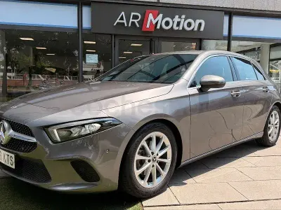 Usado Mercedes A180 136 CV (100 kW) 2019 Gris / plata Berlina