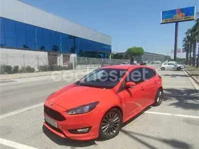 Usado Ford Focus ST-Line 125 CV (91 kW) 2017 Rojo Berlina