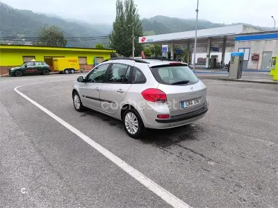 Usado Renault Clio Dynamique 85 CV (62 kW) 2010 Gris / plata Familiar