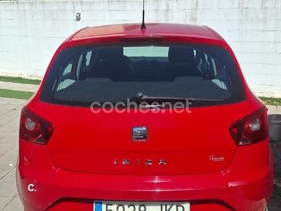 Usado Seat Ibiza Reference 75 CV (55 kW) 2015 Rojo Berlina
