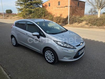 Usado Ford Fiesta Trend 68 CV (50 kW) 2010 Gris / plata Utilitario