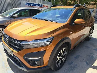 Usado Dacia Sandero Comfort 101 CV (74 kW) 2021 Naranja Berlina