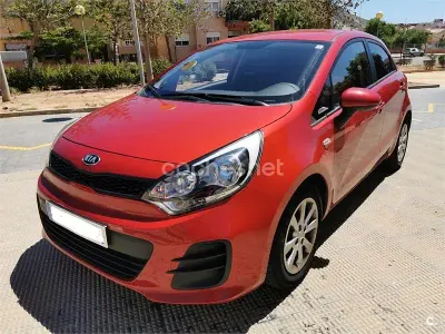 Usado Kia Rio 84 CV (61 kW) 2016 Rojo Utilitario