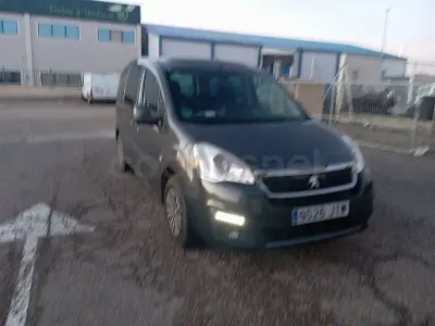 Usado Peugeot Partner Tepee Active 100 CV (73 kW) 2016 Azul Monovolumen