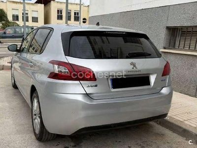 Usado Peugeot 308 Active 120 CV (88 kW) 2015 Gris / plata Berlina