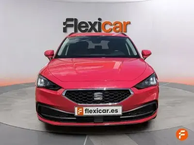 Usado Seat Leon Style 110 CV (80 kW) 2023 Rojo Familiar