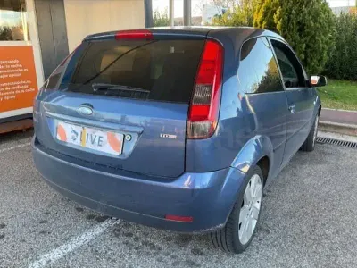 Usado Ford Fiesta Trend 90 CV (66 kW) 2006 Azul Utilitario