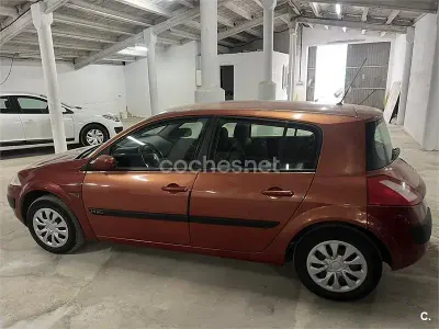 Usado Renault Mégane II Dynamique 120 CV (88 kW) 2004 Granate Berlina