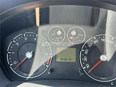 Usado Ford Fiesta Trend 80 CV (58 kW) 2006 Rojo Utilitario