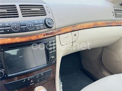 Usado Mercedes E270 Elegance 177 CV (130 kW) 2005 Azul Berlina