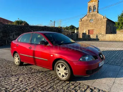 Usado Seat Cordoba Reference 100 CV (73 kW) 2005 Granate Berlina
