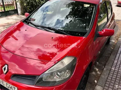 Usado Renault Clio II 70 CV (51 kW) 2008 Rojo Berlina