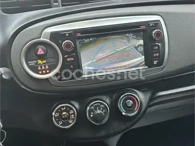 Usado Toyota Yaris Active 69 CV (50 kW) 2013 Gris / plata Utilitario