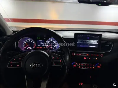 Usado Kia Ceed 120 CV (88 kW) 2019 Azul Utilitario