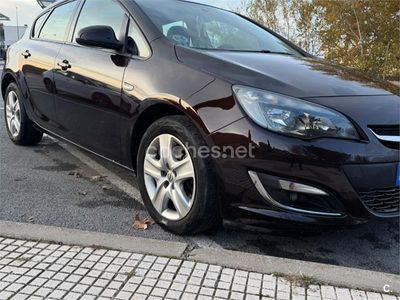 Usado Opel Astra Selective 110 CV (80 kW) 2013 Marrón Berlina