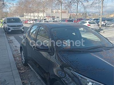 Usado Toyota Yaris Hybrid Active 116 CV (85 kW) 2023 Negro Berlina