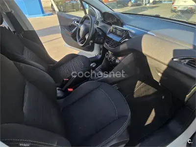 Usado Peugeot 208 Active 82 CV (60 kW) 2015 Blanco Utilitario