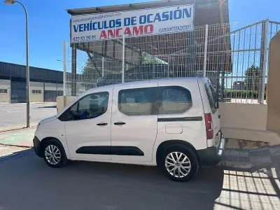 Usado Citroën Berlingo Live 102 CV (75 kW) 2022 Blanco Monovolumen