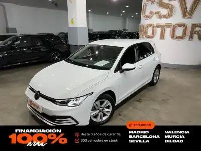 Käytetty VW Golf VIII Life 111 HP (81 kW) 2022 Valkoinen Sedan