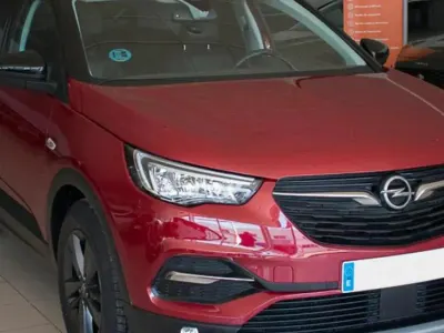 Usado Opel Grandland X Design & Tech 131 CV (96 kW) 2021 Rojo burdeos SUV