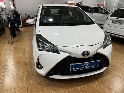 Usado Toyota Yaris Hybrid Active 100 CV (73 kW) 2020 Blanco Berlina
