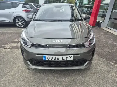 Usado Kia Rio 84 CV (61 kW) 2022 Gris / plata Berlina