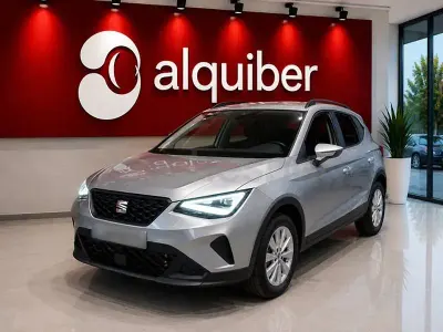 Usado Seat Arona Style Plus 110 CV (80 kW) 2022 Gris / plata SUV