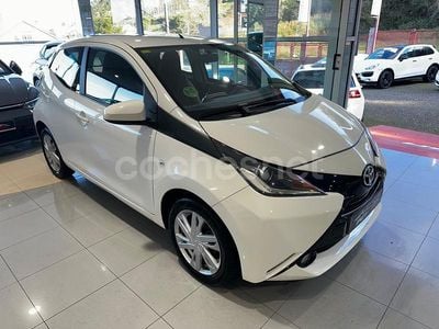 Blanco Usado 2016 Toyota Aygo X-play Utilitario | 9990 € (Un poco caro)