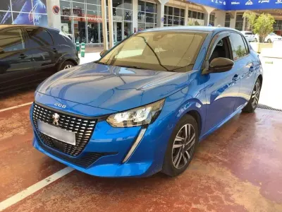Usado Peugeot 208 Allure 99 CV (72 kW) 2023 Azul Utilitario