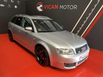 Usado Audi A4 220 CV (161 kW) 2002 Plateado Familiar