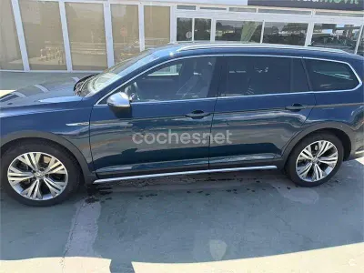 Usado VW Passat Alltrack 240 CV (176 kW) 2020 Azul Familiar